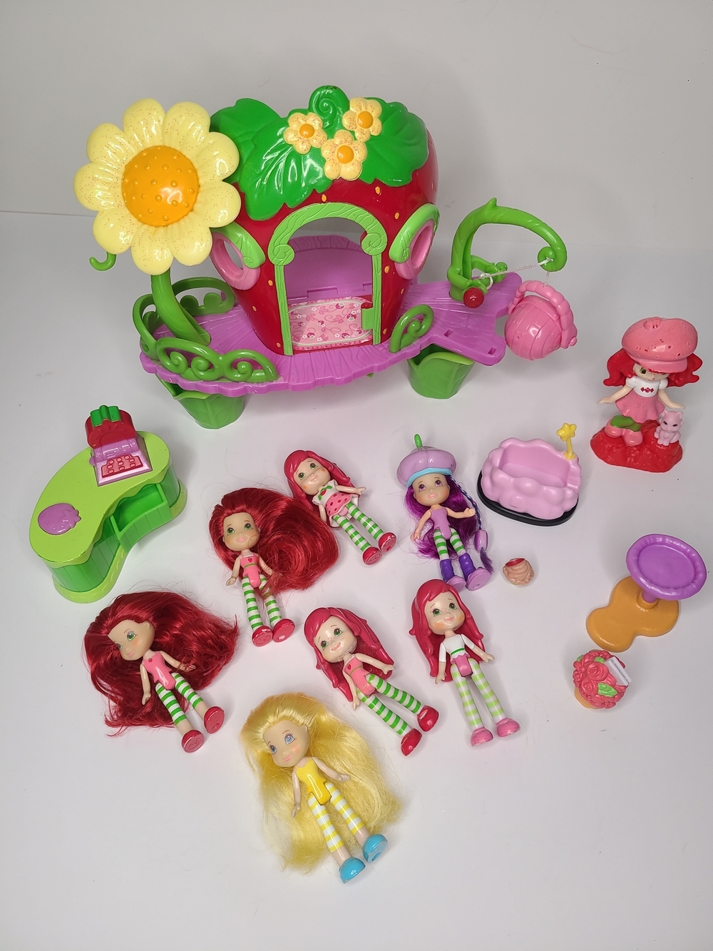 2008 2009 Strawberry Shortcake Berry Bitty Clubhouse, 7 Dolls Accessories Lot